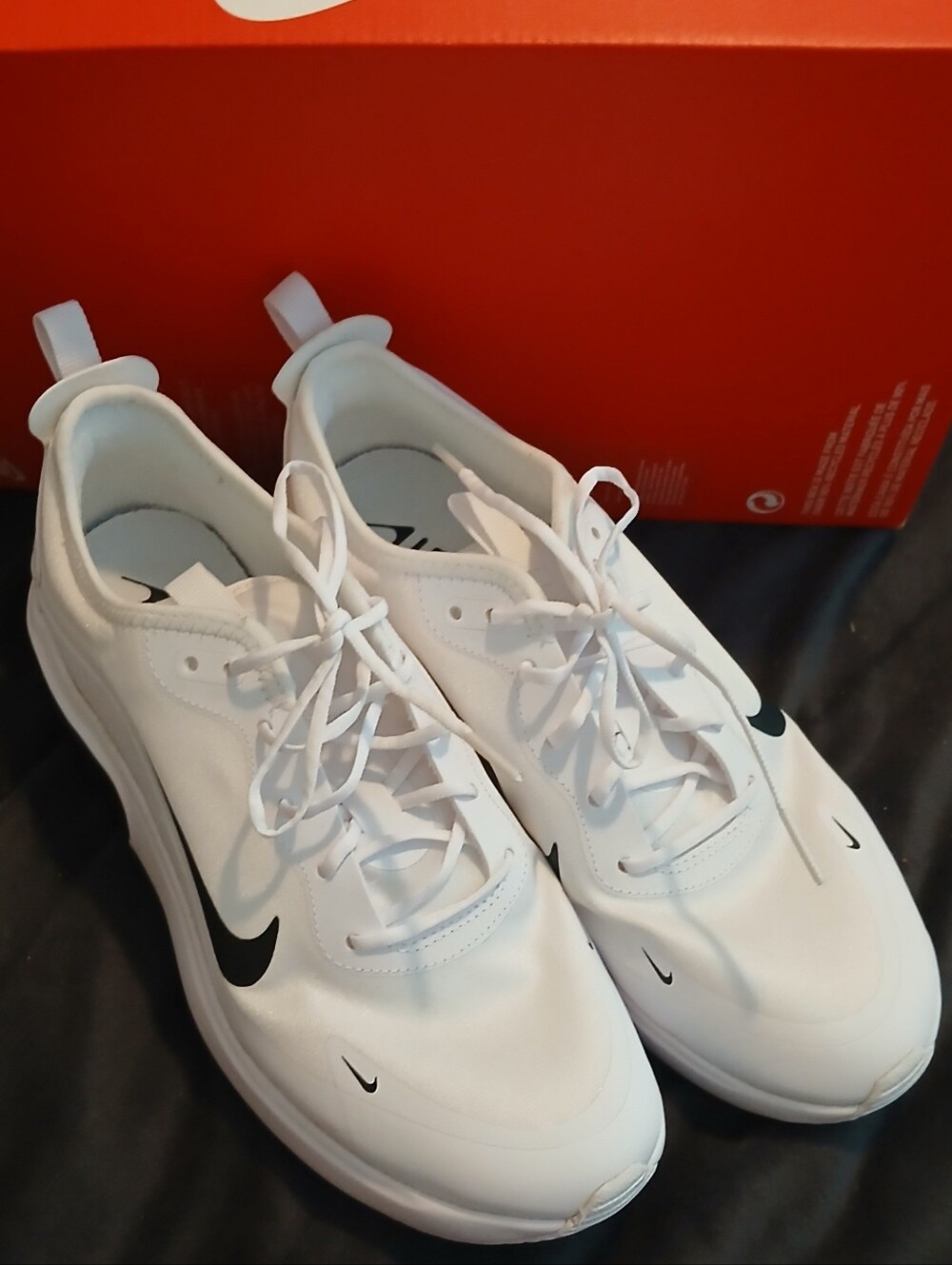 NWOT Nike AIR Max DIA Women SiZE 8.5 White Sneakers with Black Swoosh Accents